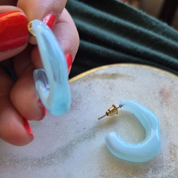 🎁$6 Bundled 🎁Fashion Jewelry Light Blue Curved Earrings - Picture 3 of 6